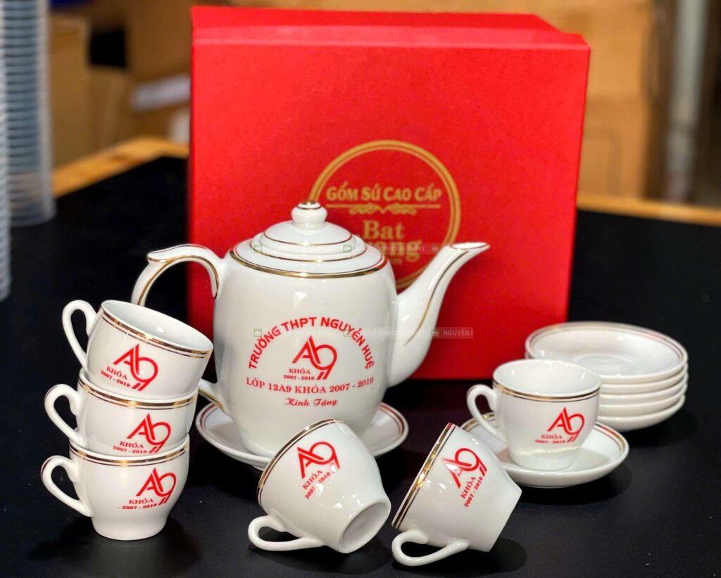 Ấm chén trà Bát Tràng Kon Tum in logo doanh nghiệp