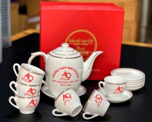 Ấm chén trà Bát Tràng Kon Tum in logo doanh nghiệp