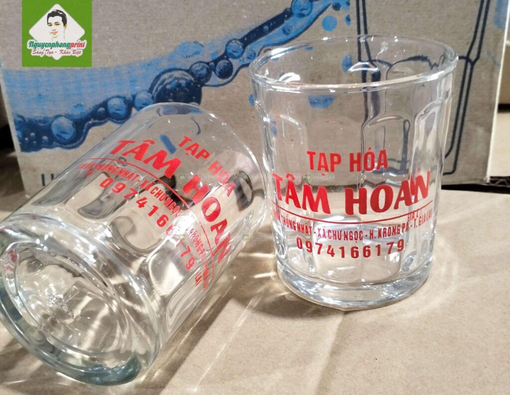 ly thủy tinh in logo làm quà tặng khi nào