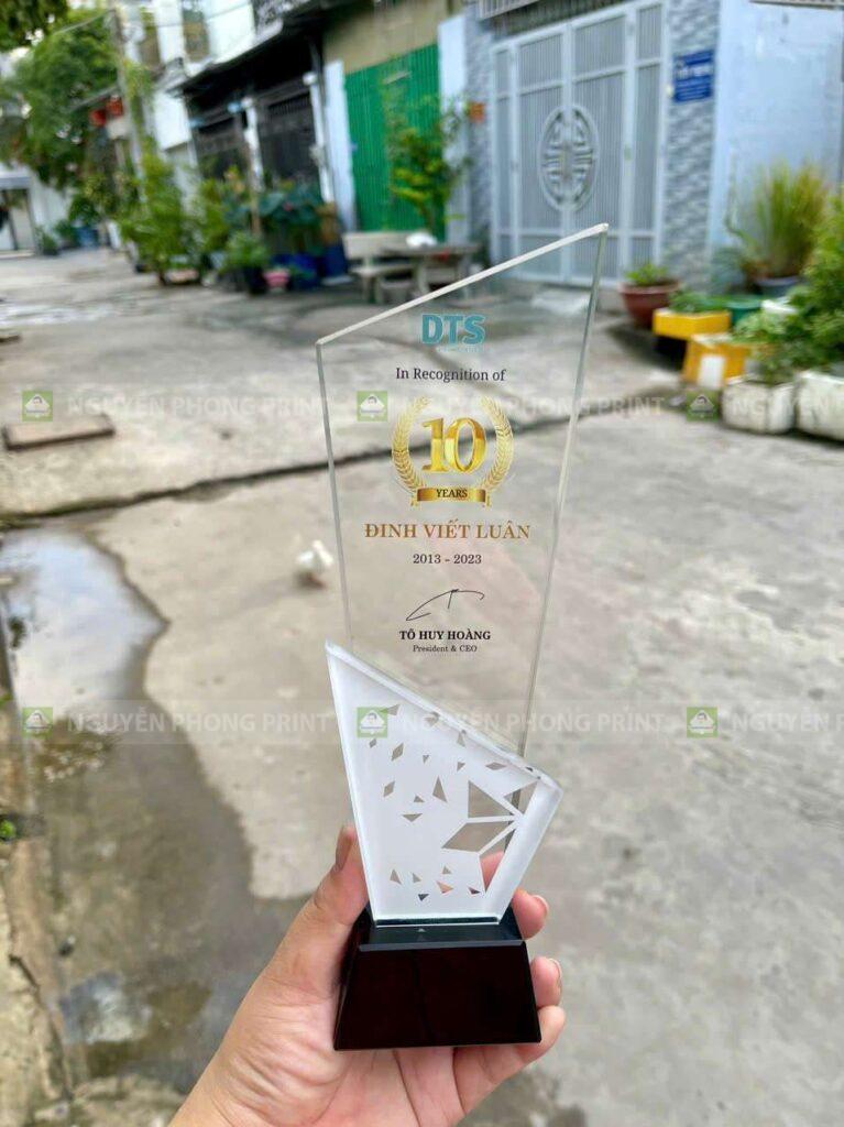 mẫu kỷ niệm chương quà tặng lưu niệm