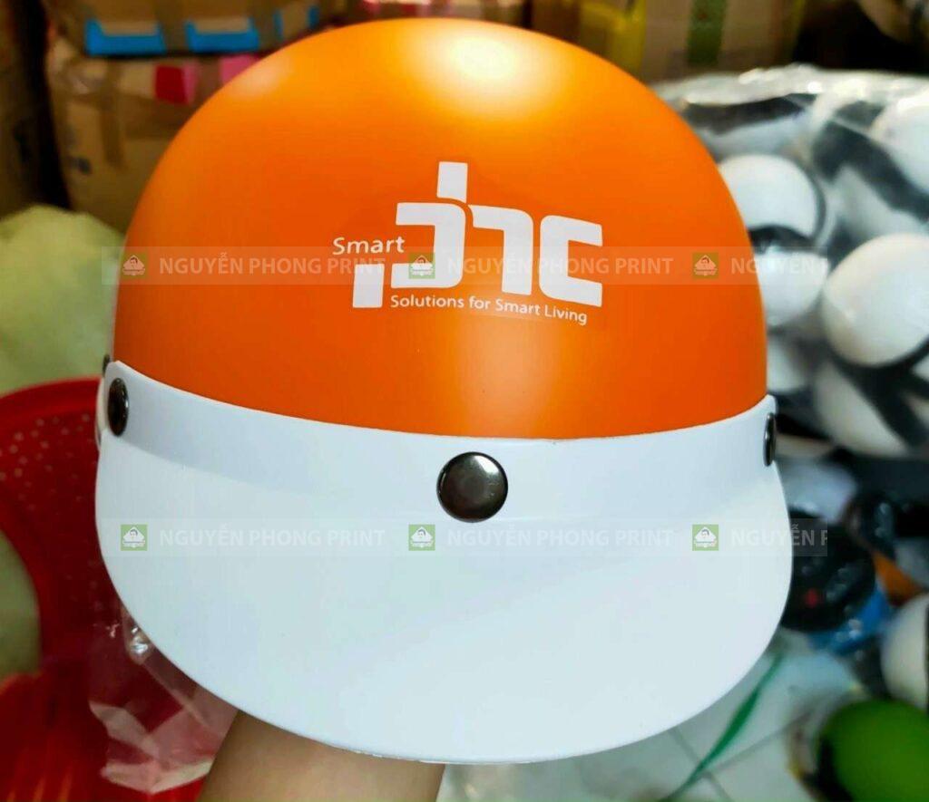In mũ bảo hiểm số lượng ít