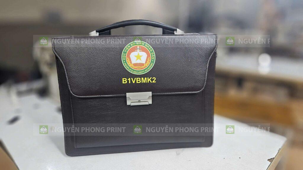 Vì sao nên chọn cặp da in logo làm quà tặng Đại Hội Đảng Bộ
