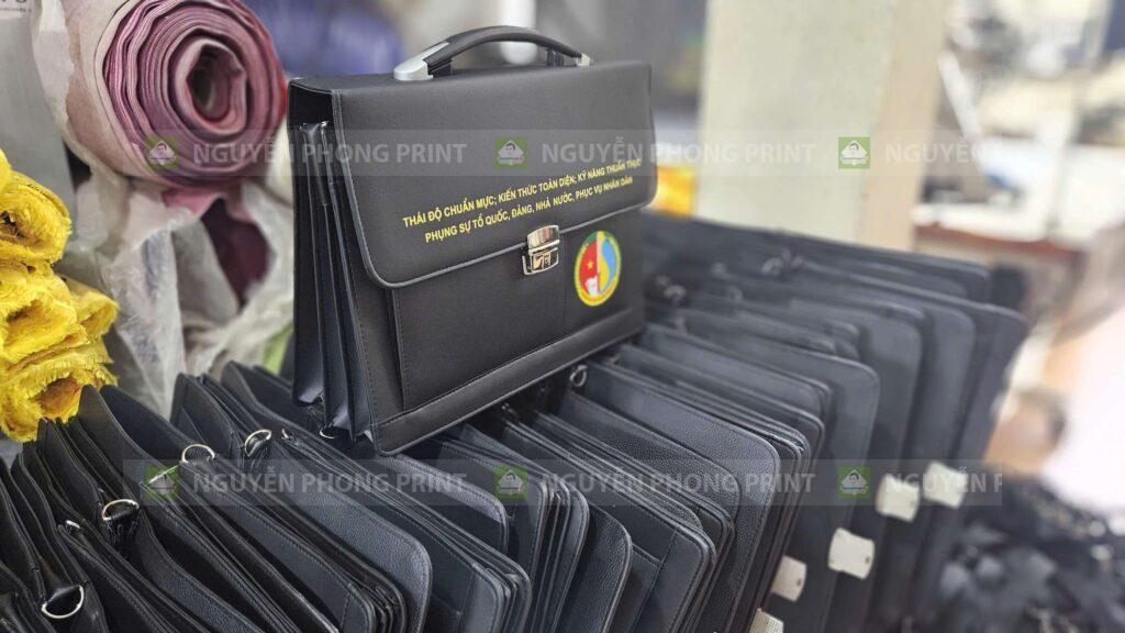 Đặt cặp da in logo làm quà tặng Đại Hội Đảng Bộ ở đâu đẹp và chất lượng?
