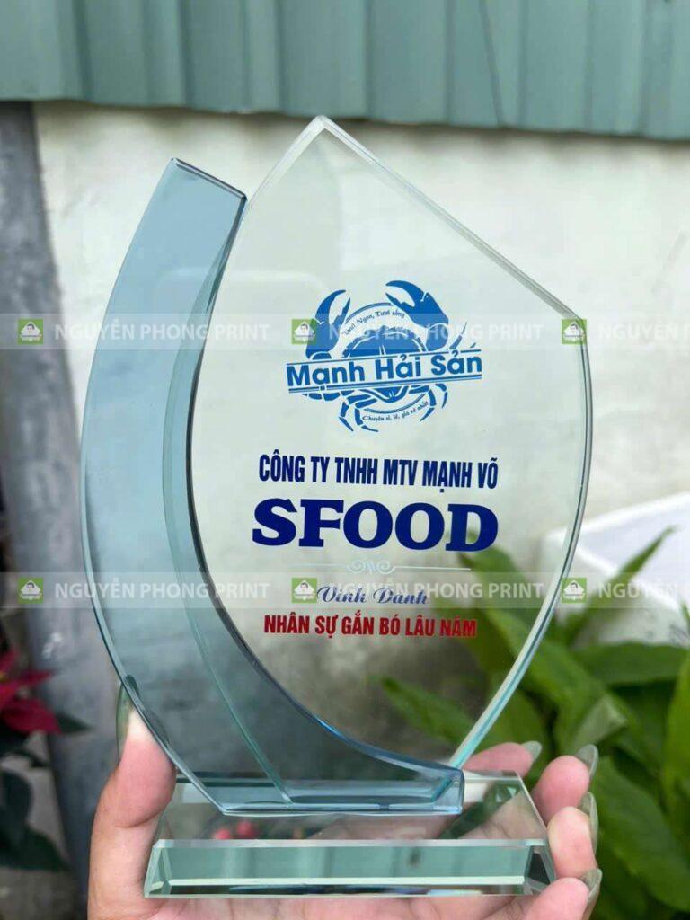in kỷ niệm chương kon tum quà tặng vinh danh