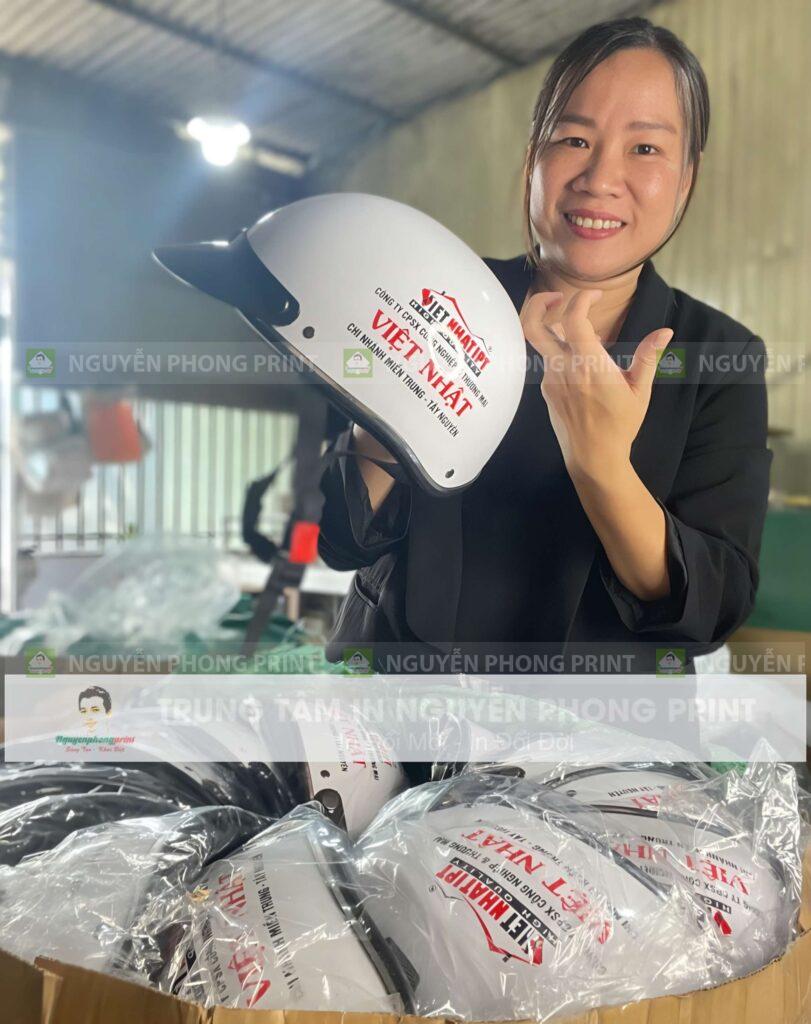 in nón bảo hiểm làm quà tặng khách hàng tại Kon Tum
