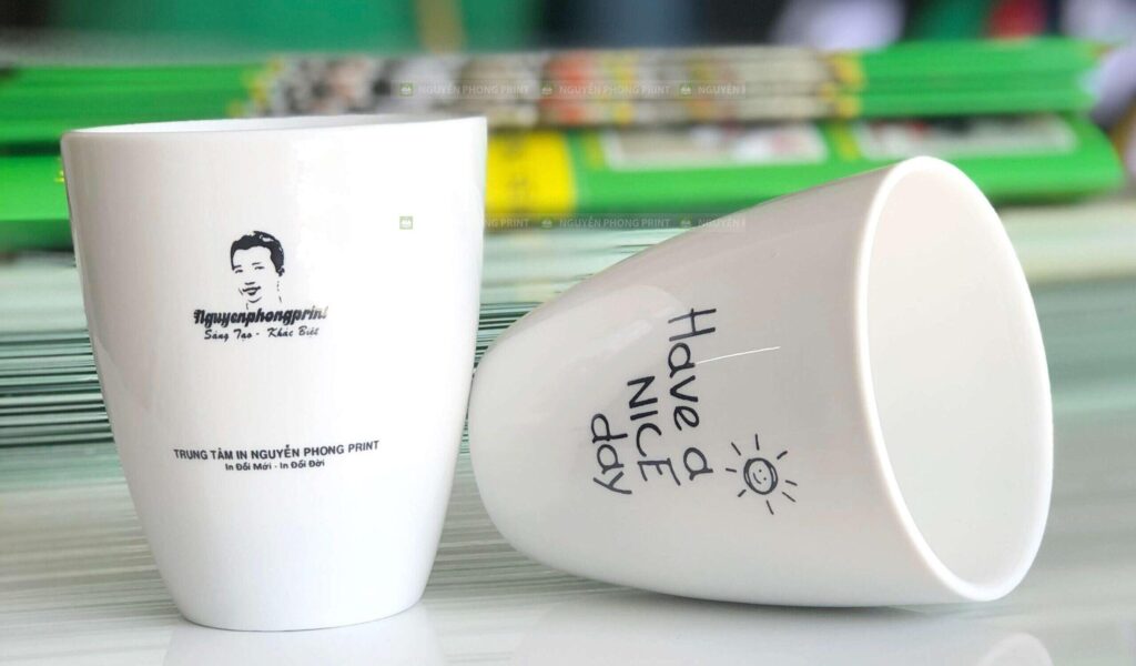 Ly sứ in logo quà tặng 8 3