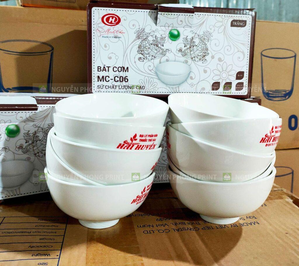 Tô chén Kon Tum in theo yêu cầu làm quà tặng